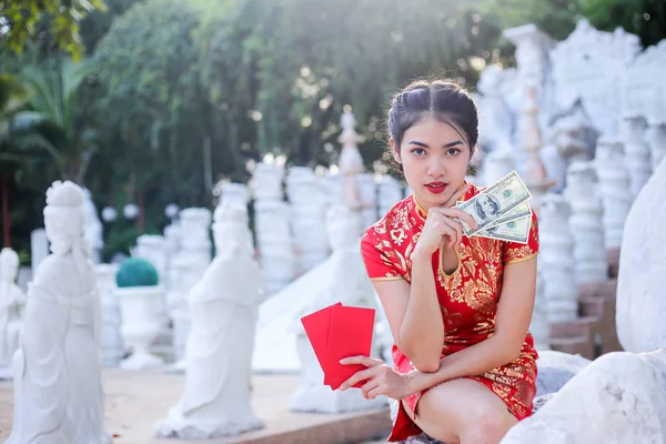 Retrato Uma Bela Mulher Asiática Segurar Com Dinheiro Sorte Bolso — Fotografia de Stock