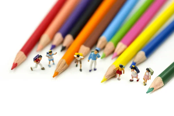 Miniaturowe Osób Dzieci Uczniów Kolorowe Narzędzi Rysowania Stacjonarne Koncepcja Edukacji — Zdjęcie stockowe
