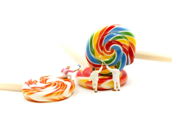 Personas Miniatura Pintura Trabajador Con Colorido Dulce Caramelo Lollipop — Foto de Stock