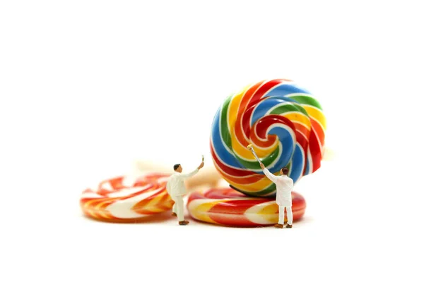Personas Miniatura Pintura Trabajador Con Colorido Dulce Caramelo Lollipop — Foto de Stock