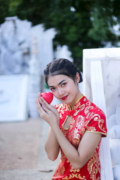 Mulher Asiática Vestido Chinês Tradicional Com Gesto Congratulação Segurando Coração — Fotografia de Stock