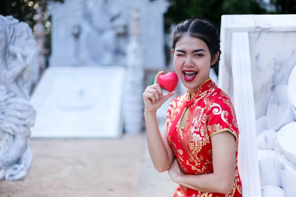Asiatin Chinesischer Tracht Traditionell Mit Gratulationsgeste Mit Rotem Herz — Stockfoto