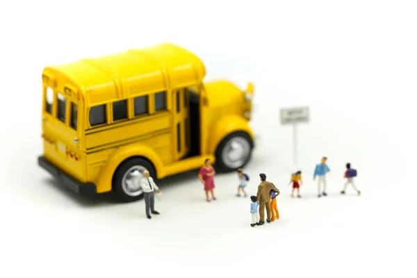 Personas Miniatura Niños Estudiantes Que Van Escuela Con Autobús Escolar — Foto de Stock