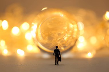 Minyatür insanlar: işadamı takım siluet soyut aydınlatma Bokeh ile arka plan defocused