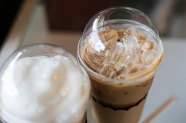 Tablo arka plan üzerinde soğuk buzlu kahve