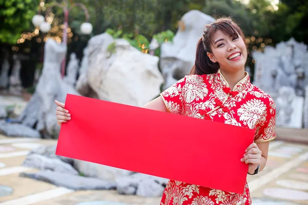 Menina Chinesa Bonita Usando Segurando Mostrar Papel Branco Vermelho Feliz — Fotografia de Stock