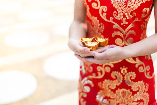 Красивая Азиатская Женщина Носить Cheongsam Проведение Золотые Слитки Качестве Подарков — стоковое фото