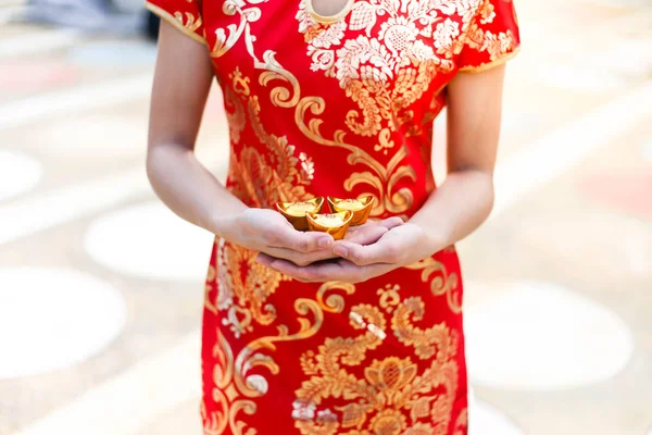 Schöne Asiatische Frau Trägt Cheongsam Und Hält Goldbarren Als Geschenke — Stockfoto