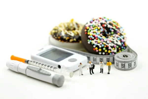 Miniatyr Personer Läkare Och Patient Med Glukos Mätaren Diabetes Testa — Stockfoto