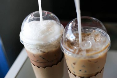 Tablo arka plan üzerinde soğuk buzlu kahve