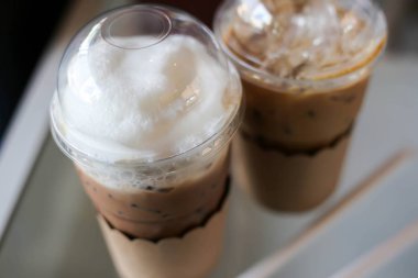 Tablo arka plan üzerinde soğuk buzlu kahve