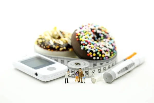 Miniaturowe Osób Lekarz Pacjent Cukrzycą Miernik Glukozy Test Strzykawki Miarkę — Zdjęcie stockowe