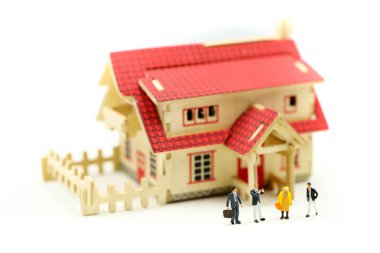 Minyatür insanlar: emlakçı veya ev satın alma hakkında konuşurken Aracısı ilk daire, kredi alma ile tanışın aile danışmanlığı.