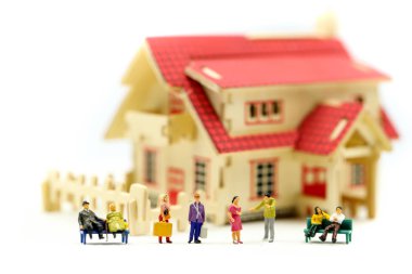 Minyatür insanlar: aşk evi, mülkiyet merdiven, mortgage, gayrimenkul yatırım, para için kavram ile çift