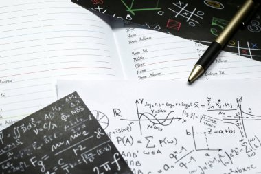 Grafik kağıt üzerinde matematik sorunları kalem, formül dünya matematik günü kavramı için kullanarak aritmetik.