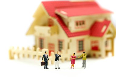 Minyatür insanlar: emlakçı veya ev satın alma hakkında konuşurken Aracısı ilk daire, kredi alma ile tanışın aile danışmanlığı.