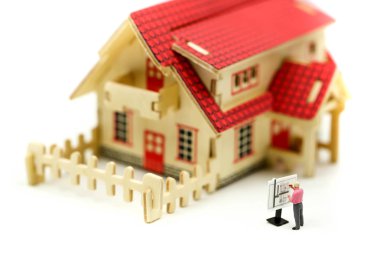 Minyatür insanlar: insanlar ve inşaat ile ev, Dünya Mimarlık günü çizim üzerinde Mimarlık Mühendislik.