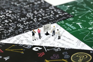 Minyatür insanlar: öğretmen ve grafik kağıt üzerinde formül dünya matematik günü kavramı için kullanarak aritmetik matematik problemleri ile arkadaş.