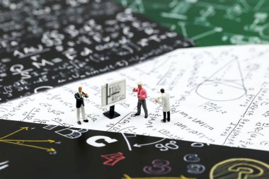 Minyatür insanlar: öğretmen ve grafik kağıt üzerinde formül dünya matematik günü kavramı için kullanarak aritmetik matematik problemleri ile arkadaş.