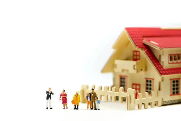 Minyatür insanlar: emlakçı veya ev satın alma hakkında konuşurken Aracısı ilk daire, kredi alma ile tanışın aile danışmanlığı.