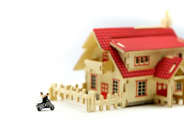 Minyatür insanlar: gayrimenkul satın alma sonra onların yeni ev önünde motosiklet sürme aşk kaç.