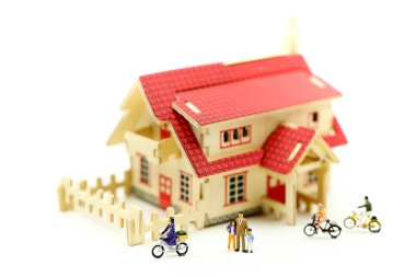 Minyatür insanlar: aile ev, mülkiyet merdiven, mortgage, gayrimenkul yatırım, para için kavram