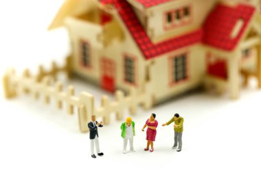 Minyatür insanlar: emlakçı veya ev satın alma hakkında konuşurken Aracısı ilk daire, kredi alma ile tanışın aile danışmanlığı.