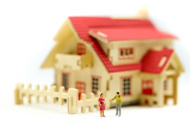 Minyatür insanlar: aşk evi, mülkiyet merdiven, mortgage, gayrimenkul yatırım, para için kavram ile çift