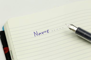 Adı adaşı gün kavramını kullanan bir kalem ile bir kağıda yazı.