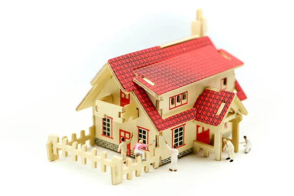 小型人员 建造房屋 建筑形象 商业理念 房屋维修或房屋装修的工人团队 — 图库照片