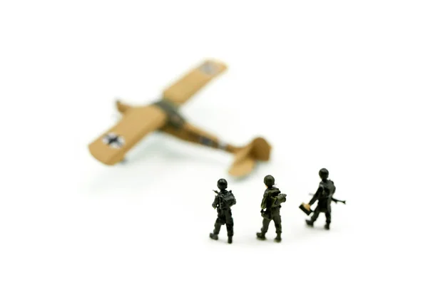 Миниатюрные Люди Командный Солдат Стоящий Вместе Армейскими Танками Воздушными Боями — стоковое фото
