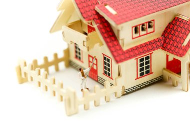 Minyatür insanlar: Ana sayfa, inşaat, iş kavramı, ev onarım veya ev tadilatı için görüntü kullanmak oluşturmak için alt takım