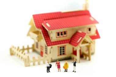 Minyatür insanlar: emlakçı veya ev satın alma hakkında konuşurken Aracısı ilk daire, kredi alma ile tanışın aile danışmanlığı.