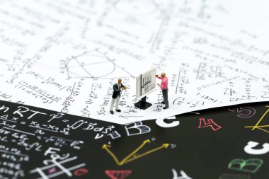 Minyatür insanlar: öğretmen ve grafik kağıt üzerinde formül dünya matematik günü kavramı için kullanarak aritmetik matematik problemleri ile arkadaş.