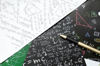 Grafik kağıt üzerinde matematik sorunları kalem, formül dünya matematik günü kavramı için kullanarak aritmetik.