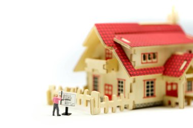 Minyatür insanlar: insanlar ve inşaat ile ev, Dünya Mimarlık günü çizim üzerinde Mimarlık Mühendislik.