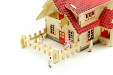 Minyatür insanlar: Ana sayfa, inşaat, iş kavramı, ev onarım veya ev tadilatı için görüntü kullanmak oluşturmak için alt takım