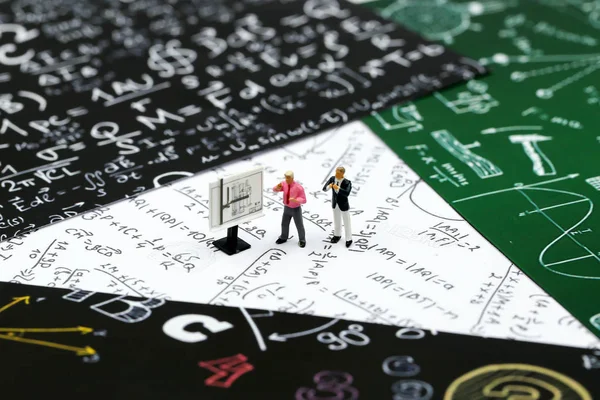 Miniature Mennesker Lærer Ven Med Matematik Problemer Grafen Papir Formel - Stock-foto