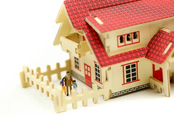 Minyatür insanlar: aile ev, mülkiyet merdiven, mortgage, gayrimenkul yatırım, para için kavram