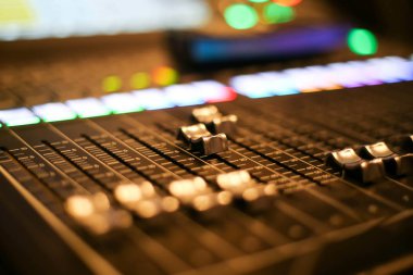 Studio Tv istasyonu, ses ses mikseri kontrol cihazı bir