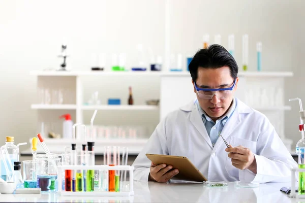 Conjunto de desarrollo de tubos químicos y farmacia en laboratorio, bioc — Foto de Stock