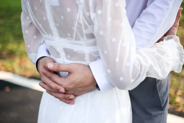 Wedding couple holding hands on sunset With Wedding Ring. — Stock Photo, Image