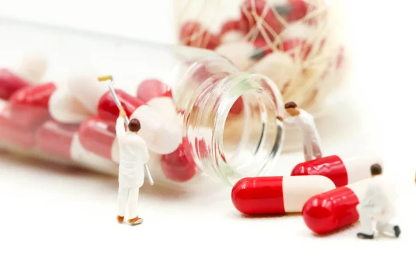 Minyatür insanlar: doktor ve işçi ile uyuşturucu hap vitamin c