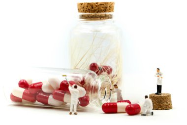 Minyatür insanlar: doktor ve işçi ile uyuşturucu hap vitamin c