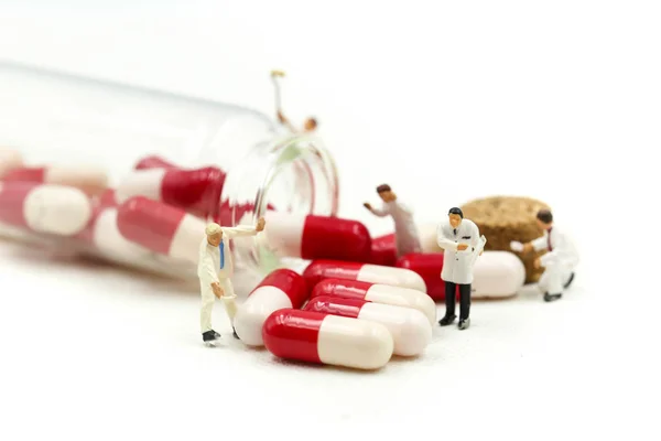 Miniatuur mensen: arts en werknemer met Drug pil vitamine c van — Stockfoto