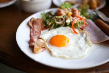 Sağlıklı kahvaltı kahve, portakal suyu, f bir masada yaymak