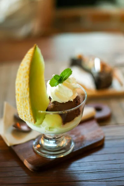 Sabroso helado de vainilla con melón — Foto de Stock