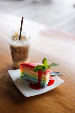 Soğuk COFF ile çilek sosu ile gökkuşağı renkli krep kek