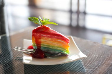 Soğuk COFF ile çilek sosu ile gökkuşağı renkli krep kek