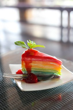 Soğuk COFF ile çilek sosu ile gökkuşağı renkli krep kek